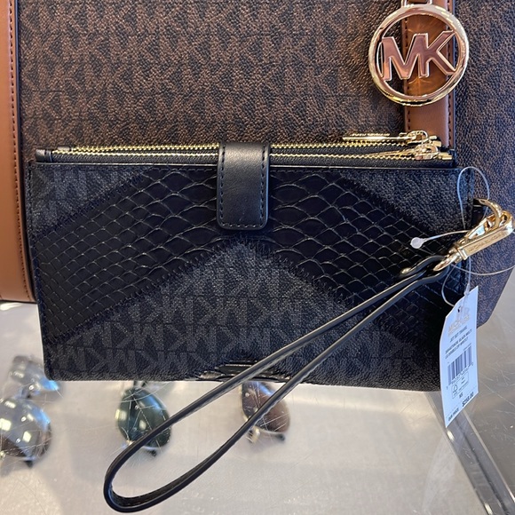 MICHAEL KORS JST LG DOUBLE ZIP WRISTLET WALLET PHONE HOLDER 
BLACK MULTI 
NWT - Picture 5 of 16